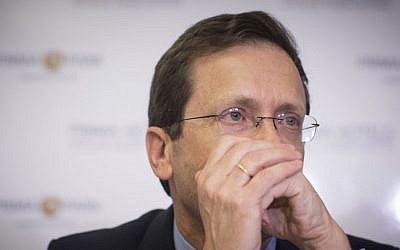 Leader of opposition Isaac Herzog holds a press conference in Jeursalem, on May 18, 2016. (Yonatan Sindel/Flash90) 