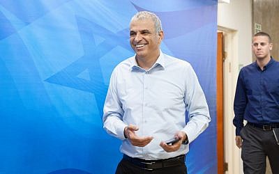 Finance Minister Moshe Kahlon arrives at the weekly cabinet meeting at the Prime Minister Office in Jerusalem on Sunday, May 22, 2016 (Emil Salman/POOL)