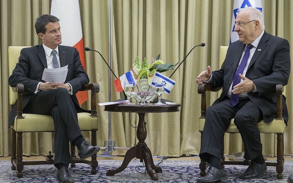 President Reuven Rivlin (R) meets with French Prime Minister Manuel Valls at the President's Residence in Jerusalem, May 23, 2016. (Photo Yonatan Sindel/Flash90)