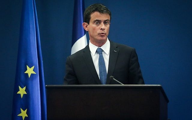 French Prime Minister Manuel Valls holds a joint press conference with Palestinian Prime Minister Rami Hamdallah in the West Bank city of Ramallah on May 24, 2016. (FLASH90)