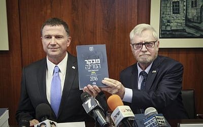 State Comptroller Yosef Shapira (R) hands the State Comptroller's annual report to Knesset Speaker Yuli Edelstein on May 24, 2016. (Issac Harari/Flash90)