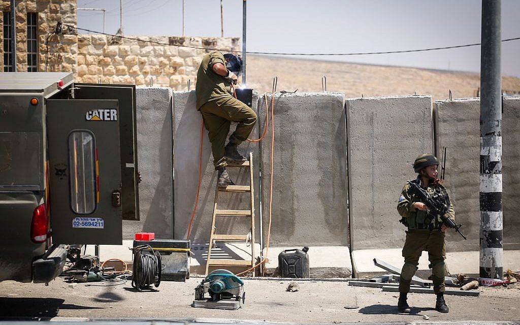 Israeli soldiers build a barrier by the West Bank town of Hizma, outside of Jerusalem on May 25, 2016. (Photo by Hadas Parush/FLASH90) Israeli soldiers build a barrier by the West Bank town of Hizma, outside of Jerusalem on May 25, 2016. (Photo by Hadas Parush/FLASH90)