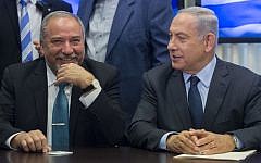 Prime Minister Benjamin Netanyahu (right) and Yisrael Beytenu leader Avigdor Liberman announce a coalition agreement, May 25, 2016 (Yonatan Sindel/FLASH90)