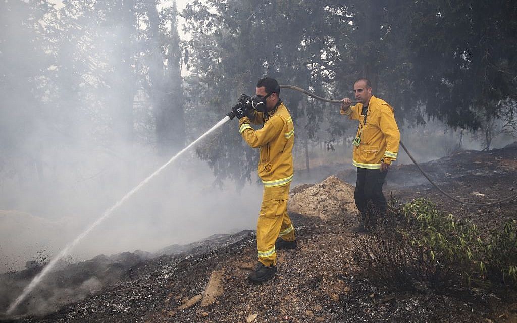 Firefighters work to put out a fire near the Jerusalem neighborhood of Ramot, on May 26, 2016. (Yonatan Sindel/Flash90)