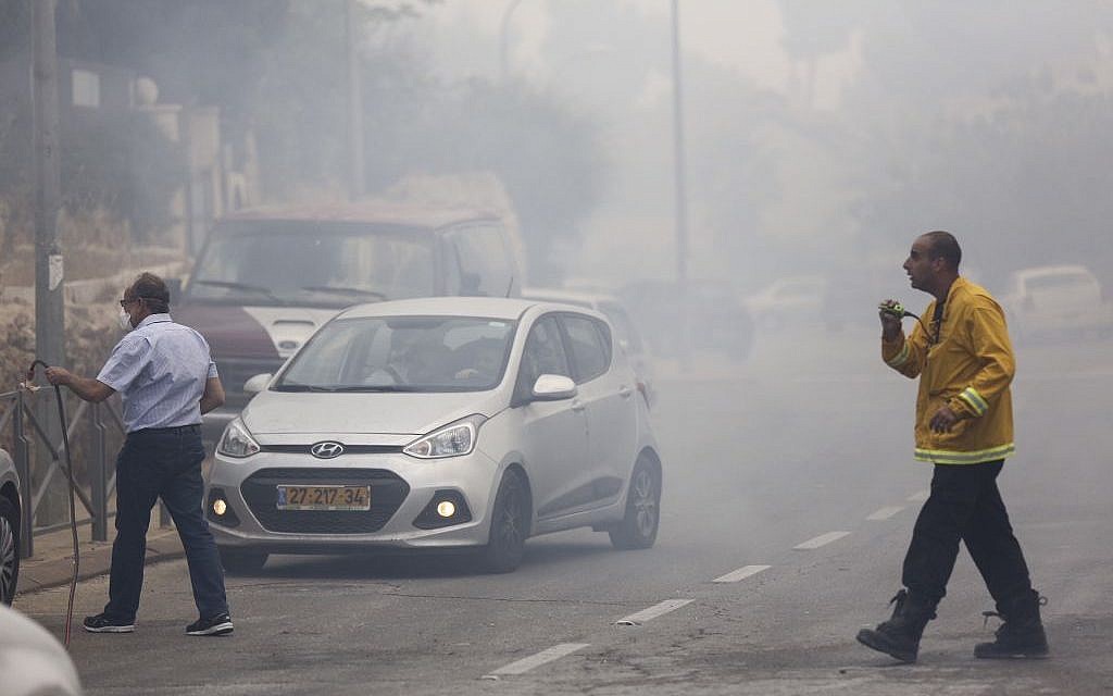 Firefighters work to put out a fire near the Jerusalem neighborhood of Ramot, on May 26, 2016. (Yonatan Sindel/Flash90)