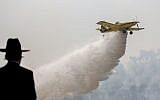 Firefighters work to put out a fire in the forest around Jerusalem's residential neighborhood of Ramot, May 26, 2016. (Yonatan Sindel/Flash90)