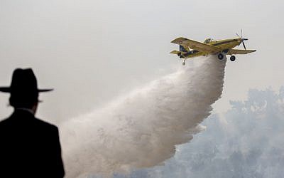 Firefighters work to put out a fire in the forest around Jerusalem's residential neighborhood of Ramot, May 26, 2016. (Yonatan Sindel/Flash90)