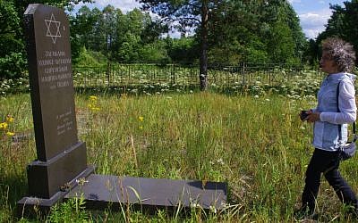 International Association of Jewish Genealogical Societies conference co-chair Phyllis Grossman at a Jewish cemetery in Osova Ukraine, 2015 (Sergiy Omelchukl)