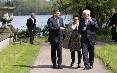 Germany’s Foreign Minister Frank-Walter Steinmeier, right, and Riad Hijab, head of Syria's Higher Negotiations Committee at the guest house of the German Foreign Ministry in Berlin, Germany on May 4, 2016. (AP Photo/Ferdinand Ostrop) 