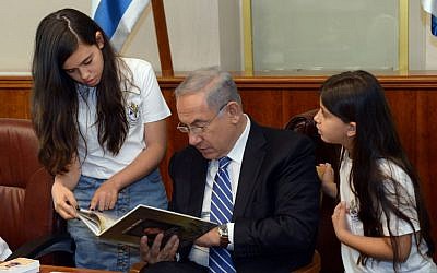 Children from the IDF Widows and Orphans Organization meet with Prime Minister Benjamin Netanyahu ahead of Israels Memorial Day in his office on May 9, 2016. (Haim Tzach/GPO)