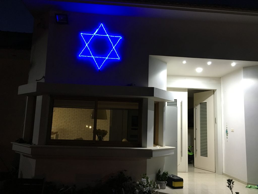 Yuval Iluz's glowing blue star outside his Moshav Arugot home, in honor of Israel's 69th Independence Day (Courtesy Yuval Iluz)