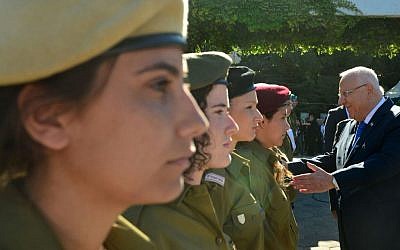 Illustrative: President Reuven Rivlin meets the IDF soldiers awarded for their service on Independence Day, May 12, 2016. (President Spokesman's Office)