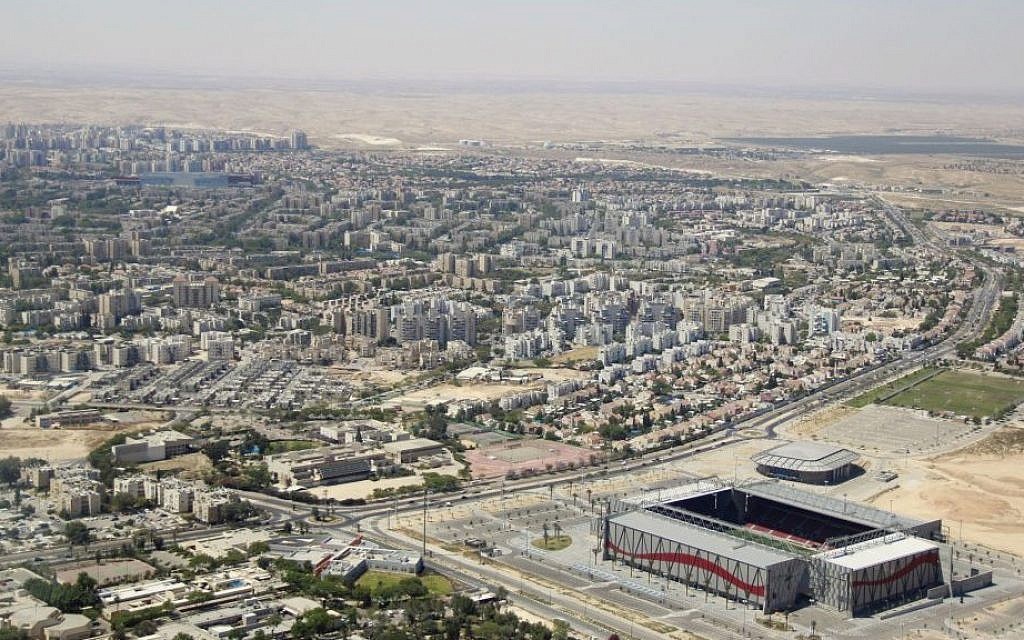 The southern city of Beersheba, as seen from the Israeli Air Force's annual fly-by on Independence Day, May 12, 2016. (Judah Ari Gross/Times of Israel)