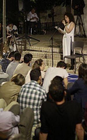 Reut Stoller, an IDF veteran, discusses her army service during the Second Lebanon War at an event with the Resisim organization for Israel's Memorial Day in Tel Aviv on May 10, 2016. (Judah Ari Gross/Times of Israel)