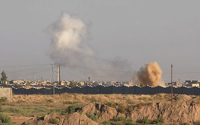 Smoke billows through the air during an offensive by Iraqi military forces into Fallujah to retake the city from Islamic State militants in Iraq, Monday, May 30, 2016. (AP Photo/Khalid Mohammed) 