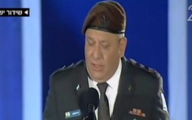 Chief of Staff Gadi Einsekot speaks at the Memorial Day ceremony at the Western Wall, May 10, 2016 (Channel 2 screenshot)