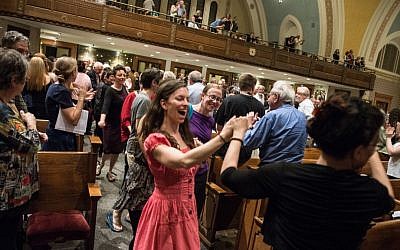 The Klezmatics had the audience on their feet at their May 16, 2016 tribute to Sholem Aleichem with A Besere Velt chorus at Boston's Temple Ohabei Shalom (Derek Kouyoumjian/ Boston Workmen's Circle)