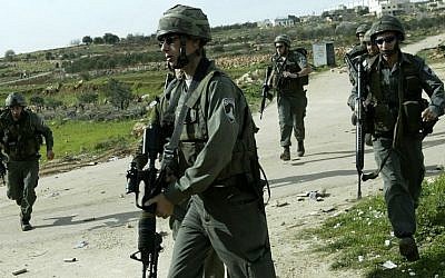 Illustrative photo of border police near the West Bank village of Bidu and the security barrier. (David Furst Flash90)