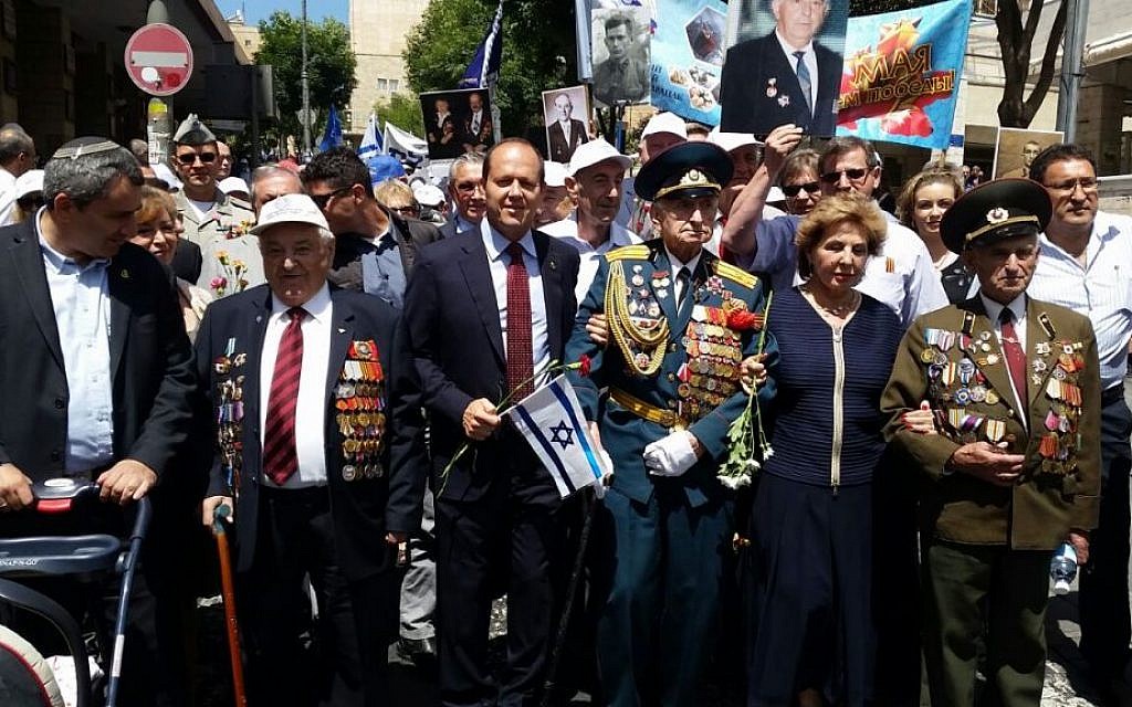 World War II veterans pose with Jerusalem Mayor Nir Barkat during a march to commemorate V-E Day in the capital on Sunday, May 8, 2016 (Barry Rosenberg)