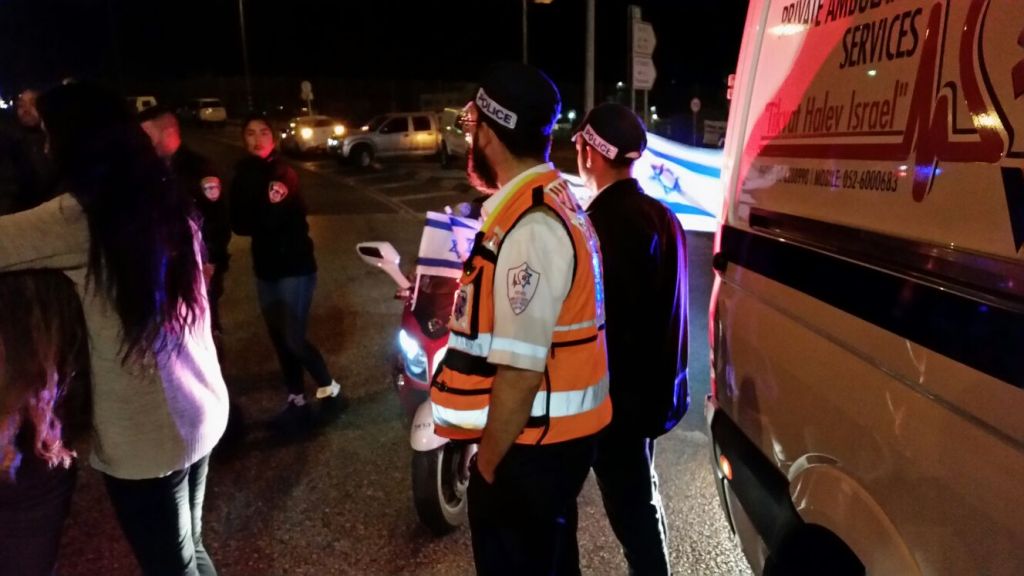 Emergency services at the scene of an explosion next to a West Bank checkpoint outside of the Palestinian village of Hizme, May 10, 2016. (Hadashot ZBM) Emergency services at the scene of an explosion next to a West Bank checkpoint outside of the Palestinian village of Hizme, May 10, 2016. (Hadashot ZBM)