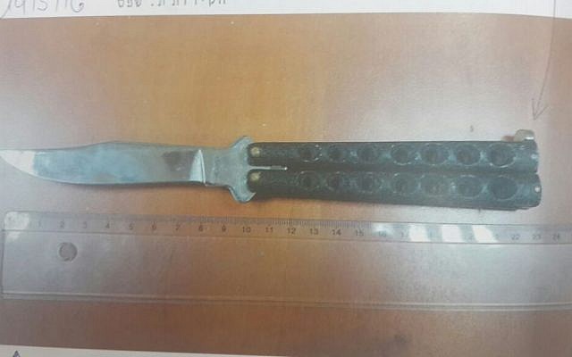 A knife found on an East Jerusalem teenager by police on May 19, 2016 (Israel Police)