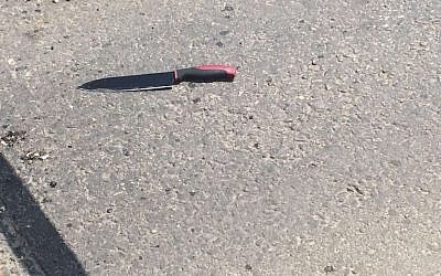 A knife police say a woman used in an attempted stabbing attack at the Ras Bidu checkpoint on May 23, 2016. (courtesy: Police spokesman) A knife police say a woman used in an attempted stabbing attack at the Ras Bidu checkpoint on May 23, 2016. (courtesy: Police spokesman)