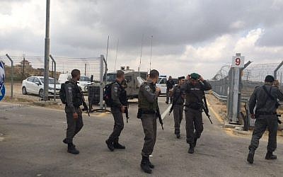 Border troops at the Ras Bidu checkpoint after an attempted stabbing, on May 23, 2016. (courtesy: Police spokesman)