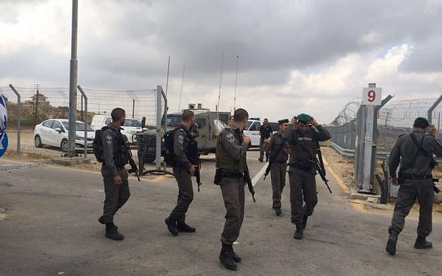Border troops at the Ras Bidu checkpoint after an attempted stabbing, on May 23, 2016. (courtesy: Police spokesman) Border troops at the Ras Bidu checkpoint after an attempted stabbing, on May 23, 2016. (courtesy: Police spokesman)