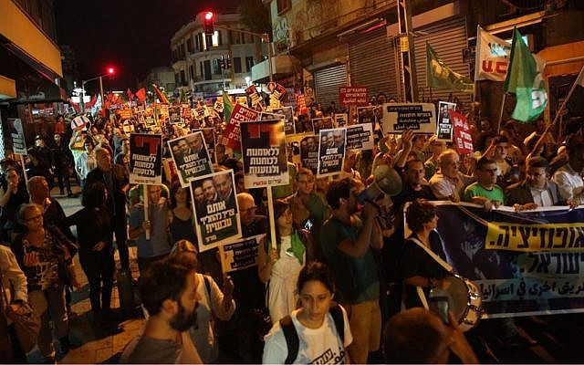 Protesters demonstrate against the appointment of Yisrael Beytenu chairman Avigdor Liberman as defense minister in central Tel Aviv, on May 28, 2016. (Courtesy Joint List)