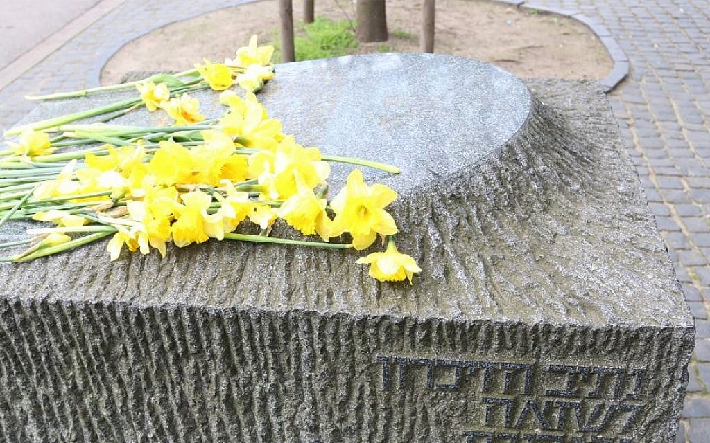 Daffodils are used as a symbol to commemorate the Warsaw Ghetto Uprising. (Shmuel Bar-Am)