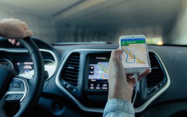 A driver uses a GPS-based app to navigate (Pixabay)