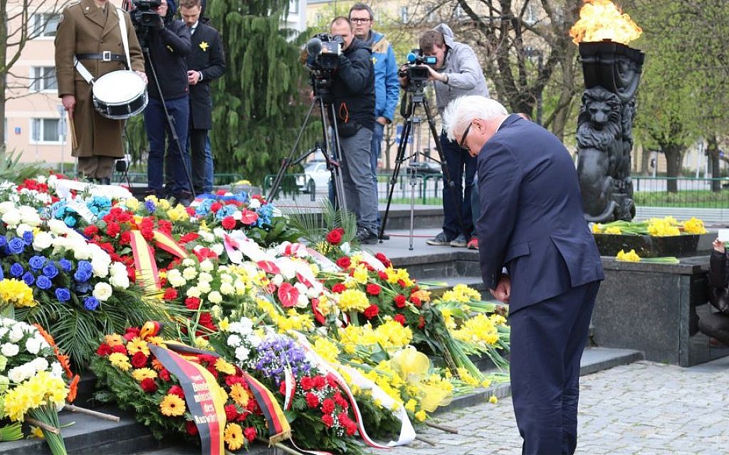 Germany's Minister for Foreign Affairs, Frank-Walter Steinmeir, at the Ghetto Heroes Monument. (Shmuel Bar-Am)