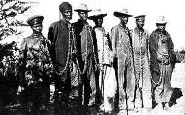Herero chained during the 1904 rebellion (Ullstein Bilderdienst, Berlin / Wikipedia)