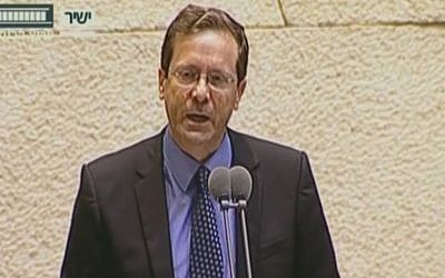 Isaac Herzog speaking in the Knesset on May 23, 2016. (screen capture: Knesset channel)