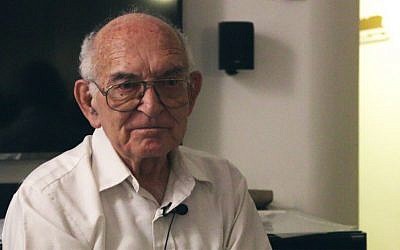 Holocaust survivor Jerry Aviram speaks at a Zikaron BaSalon event in Tel Aviv, May 4, 2016. (Luke Tress/Times of Israel)