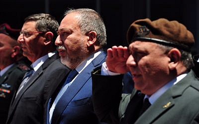 Newly appointed Defense Minister Avigdor Liberman alongside IDF Chief of Staff Gadi Eisenkot during a ceremony welcoming him to the Defense Ministry, May 31, 2016. (Ariel Harmoni/Ministry of Defense)
