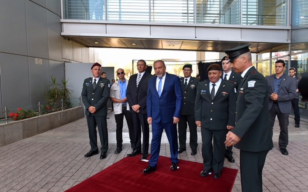 Newly appointed Defense Minister Avigdor Liberman alongside IDF Chief of Staff Gadi Eisenkott during a ceremony welcoming him to the ministry, May 31, 2016. (Ariel Harmoni/Ministry of Defense)