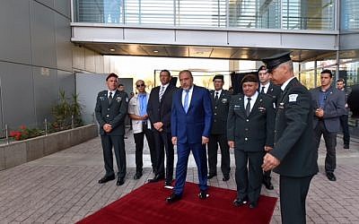 Newly appointed Defense Minister Avigdor Liberman alongside IDF Chief of Staff Gadi Eisenkott during a ceremony welcoming him to the ministry, May 31, 2016. (Ariel Harmoni/Ministry of Defense) Newly appointed Defense Minister Avigdor Liberman alongside IDF Chief of Staff Gadi Eisenkott during a ceremony welcoming him to the ministry, May 31, 2016. (Ariel Harmoni/Ministry of Defense)