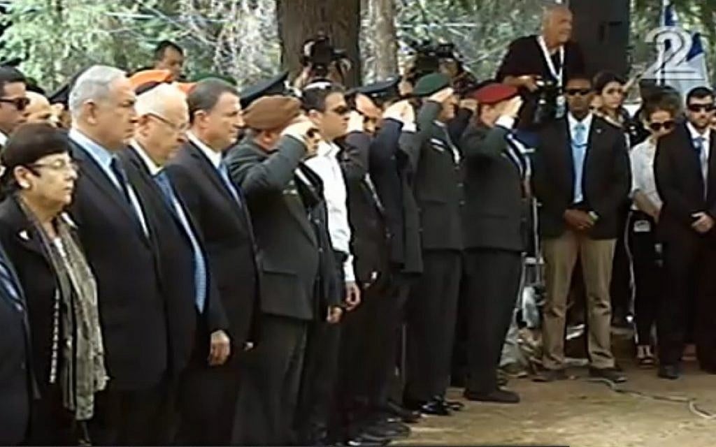 Political and military leaders observing a moment of silence at the official Memorial Day commemoration ceremony at the Mount Herzl military cemetery in Jerusalem on May 11, 2016. (screen capture: Channel 2)