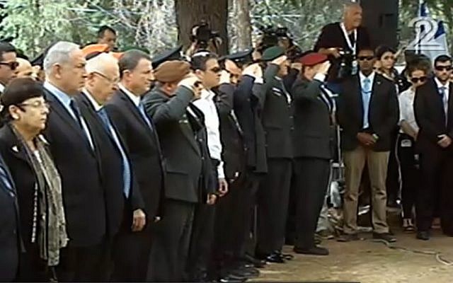 Political and military leaders observing a moment of silence at the official Memorial Day commemoration ceremony at the Mount Herzl military cemetery in Jerusalem on May 11, 2016. (screen capture: Channel 2) 