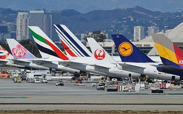 An illustrative photo of a row of airliners at Los Angeles International Airport, April, 2014. (CC BY-SA, Alan Wilson/Wikimedia) An illustrative photo of a row of airliners at Los Angeles International Airport, April, 2014. (CC BY-SA, Alan Wilson/Wikimedia)
