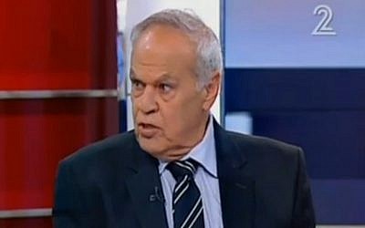 Veteran military correspondent Roni Daniel responds to the furor over his recent comments that he is not sure he wants his children to remain in Israel, during a panel discussion on Channel 2's Friday night news program, on May 27, 2016 (screen capture: Channel 2)