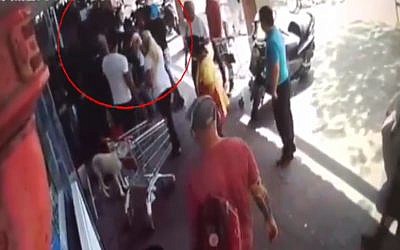 Footage of alleged undercover police beating an Arab man in Tel Aviv on May 22, 2016 (screen capture: Channel 2)
