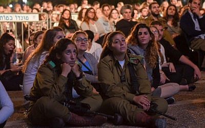 The "Songs in the Square" Memorial Day ceremony in Tel Aviv's Rabin Square, May 10, 2016. (Alexi Rosenfeld)