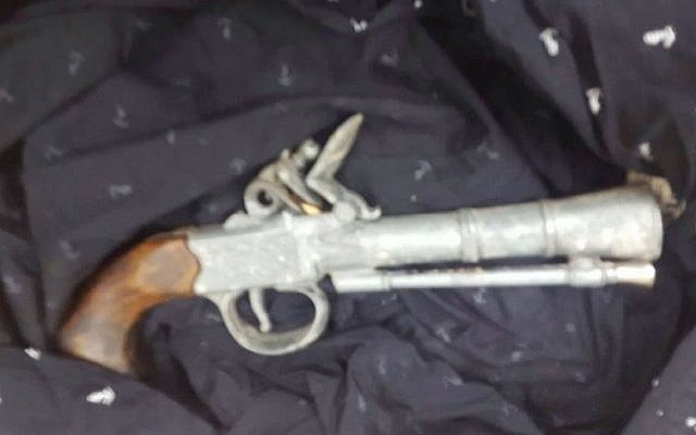 A vintage blunderbuss seized by IDF troops in Hebron on May 18, 2016. (IDF Spokesperson's Unit) A vintage blunderbuss seized by IDF troops in Hebron on May 18, 2016. (IDF Spokesperson's Unit)