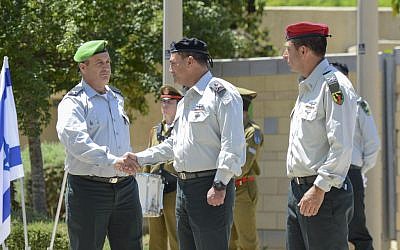 Incoming head of the IDF Gaza Division Yehuda Fuchs (left) shakes hands with Southern Command chief Eyal Zamir (center) during a ceremony marking the exit of Brig. Gen. Itay Virov (right), from the position, at the division's base near the Gaza border, May 19, 2016. (IDF Spokesperson's Unit)