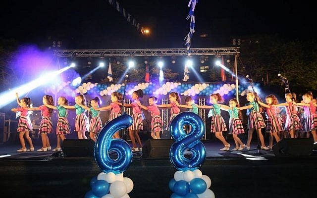 Israeli girls perform at an Independence Day ceremony in Netanyahu on Wednesday, May 11, 2016 (Nimrod Glickman)