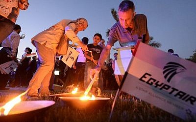 Egyptians light candles during a candlelight vigil for the 66 victims of the EgyptAir MS804 flight that crashed in the Mediterranean Sea, at the Cairo Opera House in the Egyptian capital on May 26, 2016. (AFP PHOTO / KHALED DESOUKI)