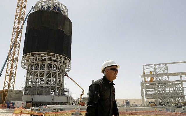 A worker walks past the solar receiver at the construction site of the Ashalim solar tower near the southern Israeli kibbutz of Ashalim in the Negev desert on May 26, 2016. (Jack Guez/AFP) A worker walks past the solar receiver at the construction site of the Ashalim solar tower near the southern Israeli kibbutz of Ashalim in the Negev desert on May 26, 2016. (Jack Guez/AFP)