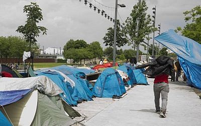 Refugees and migrants are pictured in a makeshift camp in Paris on May 27, 2016. (AFP/ JOEL SAGET)
